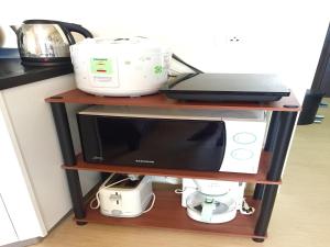 microondas y tostadora en un estante en Avida Towers Condotel, en Davao City