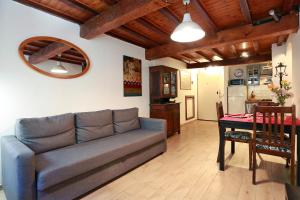 - un salon avec un canapé et une table dans l'établissement San Zanobi Apartment, à Florence