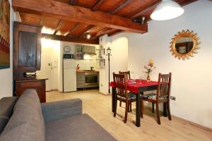 - une cuisine et une salle à manger avec une table et des chaises dans l'établissement San Zanobi Apartment, à Florence