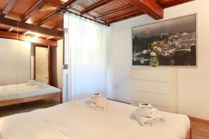 - une chambre avec 2 lits et un grand tableau mural dans l'établissement San Zanobi Apartment, à Florence