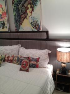 Postel nebo postele na pokoji v ubytování Tumon Bel-Air Serviced Residence