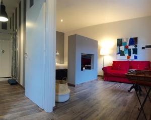 un soggiorno con divano rosso e letto di charming new loft a Bologna