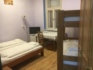 pokój z dwoma łóżkami i biurkiem z komputerem w obiekcie Roland Motel w mieście Orosháza