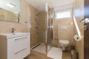 Un baño con ducha, inodoro y lavabo. en Villa Astoria, en Biograd na Moru 30 fotos más