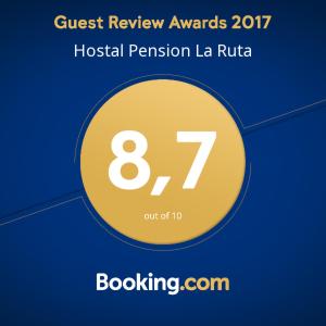 Paterna del Campo的住宿－拉魯塔旅館，一张标牌,上面写着客人评审奖项,医院的奖项