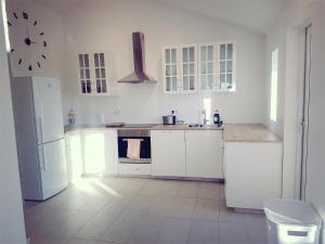 Kuchyň nebo kuchyňský kout v ubytování Hellatún Guest House!