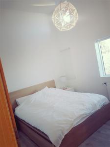 Postel nebo postele na pokoji v ubytování Hellatún Guest House!