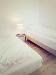 Postel nebo postele na pokoji v ubytování Hellatún Guest House!