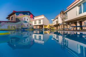Bazén v ubytování Nayino Resort Hotel nebo v jeho okolí