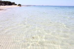 a beach with a large body of water at Trilocale Rivabella in Gallipoli
