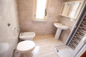 
a bathroom with a toilet a sink and a bath tub at Trilocale Rivabella in Gallipoli
