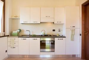 A kitchen or kitchenette at Appartamento panoramico