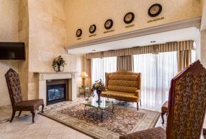 Posezení v ubytování Monte Carlo Inn Markham
