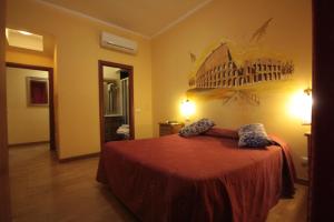 una camera con un letto con due cuscini sopra di Hotel Termini a Roma