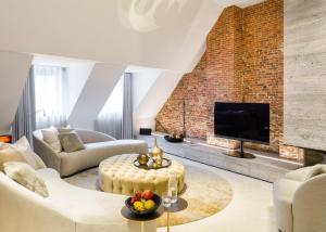 een woonkamer met een open haard en een bakstenen muur bij Gulde Schoen Luxury Studio-apartments in Antwerpen