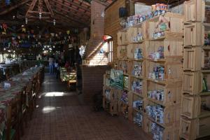 un couloir de stockage avec des boîtes et des tables dans un magasin dans l'établissement Hotel Rural Vale das Nascentes, à Salesópolis