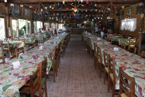 une longue rangée de tables dans un restaurant dans l'établissement Hotel Rural Vale das Nascentes, à Salesópolis