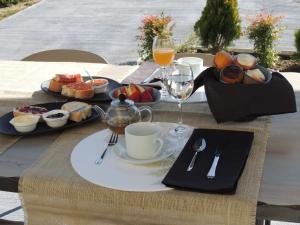 a table with a plate of food and glasses of wine at Mirador Ardea Mendixur in Mendijur
