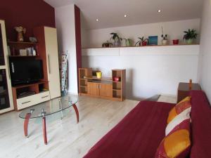 sala de estar con mesa de cristal y sofá en Urban Apartments Jadre, en Makarska