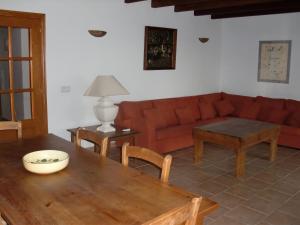 A seating area at Son Set Villa