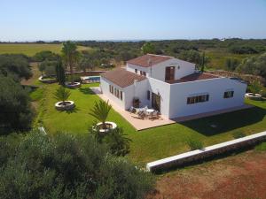 una vista aérea de una casa blanca con patio en Son Set Villa, en Sant Lluis