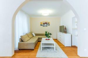 een woonkamer met een bank en een tafel bij Apartament na starowce in Kołobrzeg