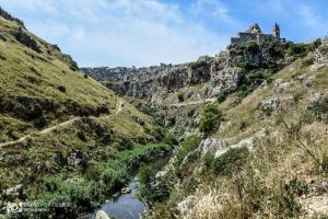 a view of a canyon with a castle on a mountain at Il Re degli Scalzi in Matera