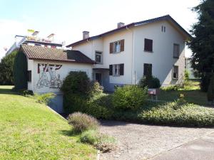 a white house with graffiti on the side of it at good bed wynau in Wynau