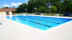 una gran piscina de agua azul en Les Berges Du Cele en Bagnac