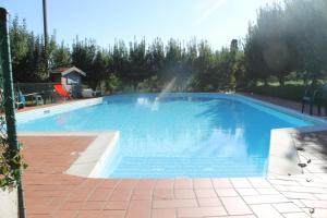 Bazén v ubytování Agriturismo La Praduscella nebo v jeho okolí