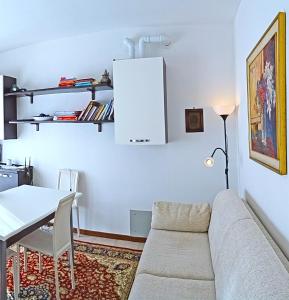 Ruang duduk di La Quiete17 fenced garden apartment by Gardadomusmea