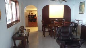 sala de estar con mesa de comedor y sillas en Casa privada completa , para 8 personas para descanso y o trabajo y por habitacion con baño privado para 2 personas compartiendo areas comunes en Cuernavaca