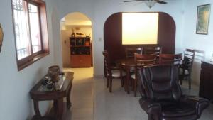 a living room with a dining room table and chairs at Casa privada para descanso, se renta para 8 personas completa Y tambien por habitacion con baño privado para 2 o 4 personas compartiendo areas comunes in Cuernavaca