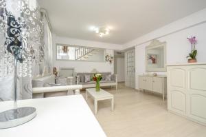 duży salon z wazą kwiatów w obiekcie Golden Beach Studios Down Town w mieście Naksos