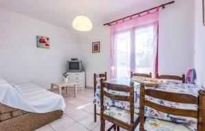 TV a/nebo společenská místnost v ubytování Apartments Jadranovo