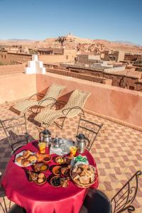 une table avec des plaques de cuisson au-dessus d'un toit dans l'établissement La Baraka Auberge, à Aït Ben Haddou