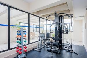 a gym with a treadmill and a gym at BHomy Jardins Próximo da Av Paulista AD701 in São Paulo