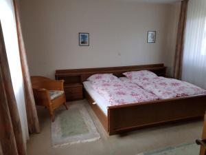 un dormitorio con una cama y una silla en Ferienwohnung, Monteurwohnung "Strunde", en Bergisch Gladbach