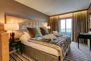 Ένα ή περισσότερα κρεβάτια σε δωμάτιο στο Ingliston Country Club Hotel