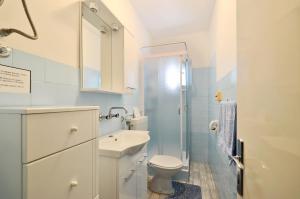 ein weißes Badezimmer mit Toilette und Waschbecken in der Unterkunft Apartments Daniela in Zavalatica + 52 Fotos