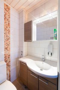 un baño con lavabo y espejo en Villa Mustikkakumpu, en Sonka 11 fotos más