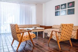 sala de estar con sofá, mesa y sillas en Apartment Ohrid Forever, en Lagadin