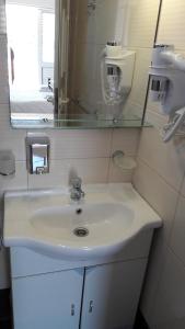 y baño con lavabo blanco y espejo. en Villa Espero, en Trogir