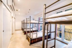 einen Flur mit einer Reihe von Etagenbetten in der Unterkunft Hostel A2C in Sevilla