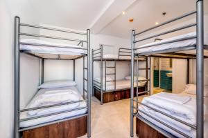 Ein Bett oder Betten in einem Zimmer der Unterkunft Hostel A2C
