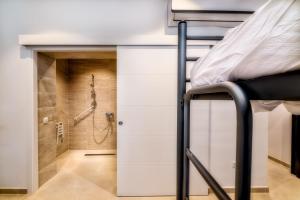 Etagenbett in einem Zimmer mit Dusche in der Unterkunft Hostel A2C in Sevilla
