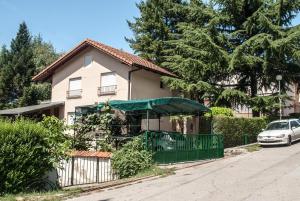 uma casa com um portão verde em frente em Apartment Ohrid Forever em Lagadin