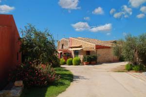 a house with a pathway leading to a building at Case Vacanza la Bella in Sciacca