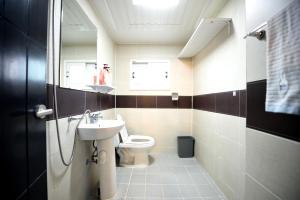 uma casa de banho com um lavatório e um WC em The One Hostel Hongdae in Seoul - Foreigner Only em Seul