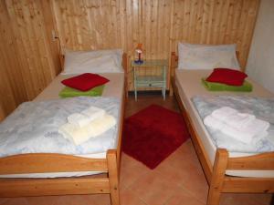 2 Betten in einem Zimmer mit Handtüchern darauf in der Unterkunft Casa la Selva in Pura